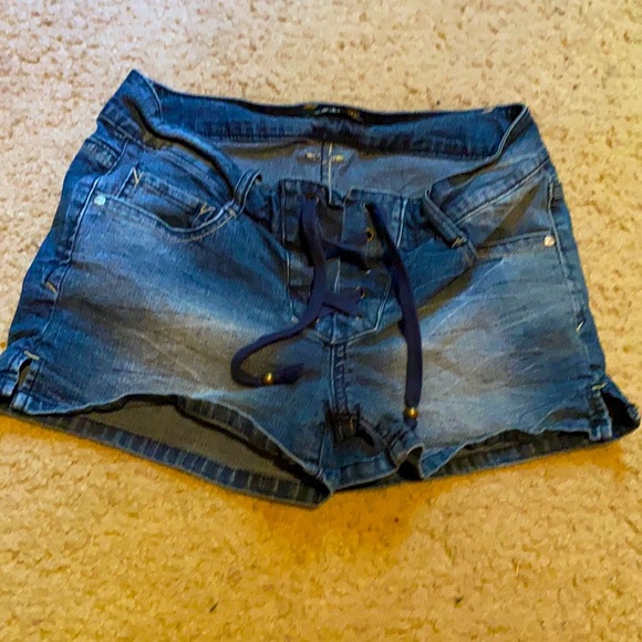 L.e.i. Lace up shorts. Like new condition⭐️ - Picture 1 of 3